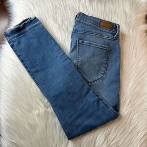 Abercrombie & Fitch Harper Low Rise Ankle Frayed Hem Medium Wash Size 26/2